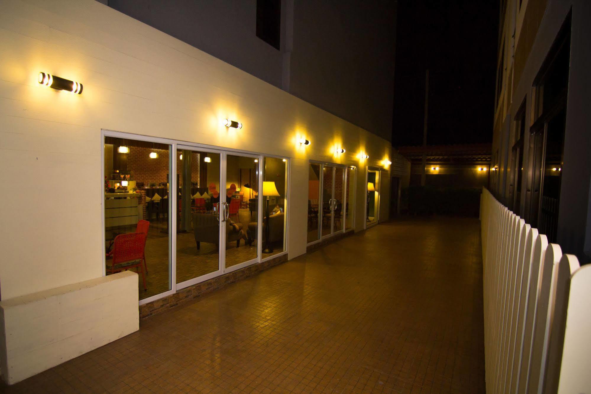 Prajaktra City Hostel Удон-Тхани Экстерьер фото